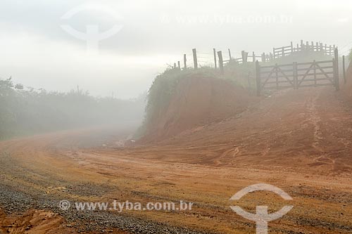  Neblina durante o amanhecer em estrada de terra na zona rural da cidade de Guarani  - Guarani - Minas Gerais (MG) - Brasil