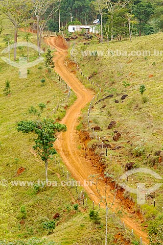  Estrada de terra e casa na zona rural da cidade de Guarani  - Guarani - Minas Gerais (MG) - Brasil