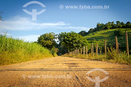  Estrada de terra na zona rural da cidade de Guarani  - Guarani - Minas Gerais (MG) - Brasil