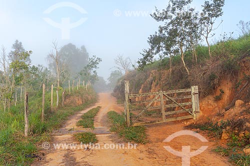  Neblina durante o amanhecer em estrada de terra na zona rural da cidade de Guarani  - Guarani - Minas Gerais (MG) - Brasil