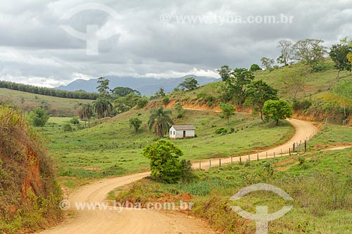  Estrada de terra e casa na zona rural da cidade de Guarani  - Guarani - Minas Gerais (MG) - Brasil