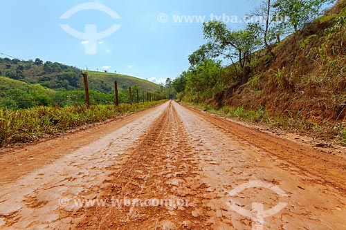  Estrada de terra na zona rural da cidade de Guarani  - Guarani - Minas Gerais (MG) - Brasil