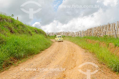  Carro na estrada de terra na zona rural da cidade de Guarani  - Guarani - Minas Gerais (MG) - Brasil