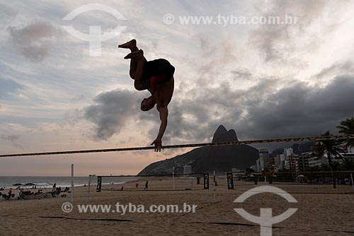  Praticante de slackline na Praia de Ipanema durante o pôr do sol com o Morro Dois Irmãos ao fundo  - Rio de Janeiro - Rio de Janeiro (RJ) - Brasil