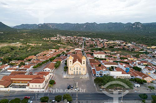  Foto feita com drone da Igreja Matriz de Nossa Senhora da Guia (1737) com trecho urbano da Rodovia BR-427  - Acari - Rio Grande do Norte (RN) - Brasil