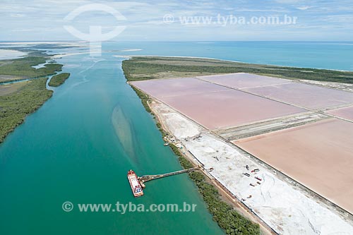  Foto feita com drone do carregamento de balsa com sal no Rio Piranhas-Açu  - Macau - Rio Grande do Norte (RN) - Brasil