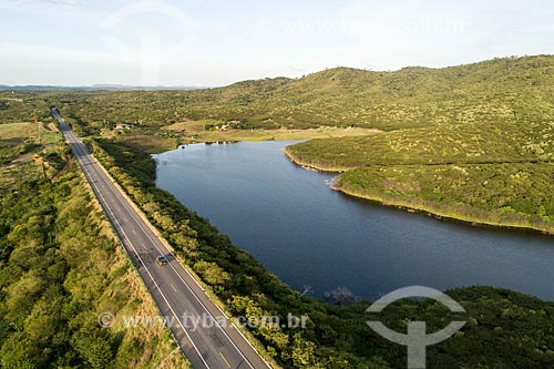 Foto feita com drone de trecho da Rodovia Santos Dumont (BR-116) ao lado de rio  - Barro - Ceará (CE) - Brasil