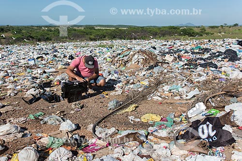  Homem procurando peças de eletrônicos em  lixão na cidade de Pombal  - Pombal - Paraíba (PB) - Brasil