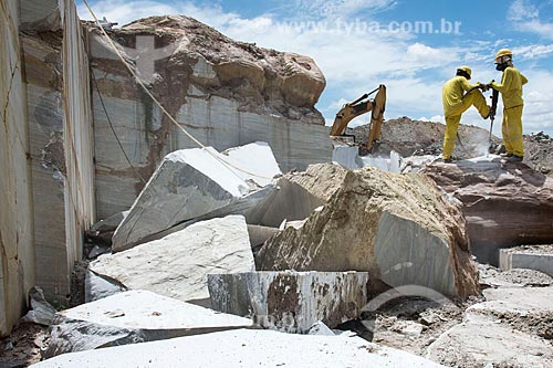  Trabalhador perfurando bloco de mármore para corte  - São José do Seridó - Rio Grande do Norte (RN) - Brasil