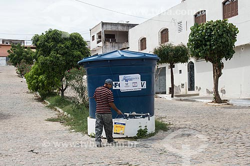  Caixa dágua de poço artesiano para abastecer a população  - Currais Novos - Rio Grande do Norte (RN) - Brasil