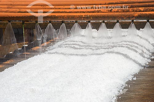  Lavagem do sal durante extração com esteira em tanques de evaporação  - Macau - Rio Grande do Norte (RN) - Brasil
