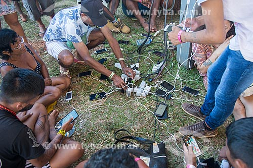  Telefones celulares recarregando em tomadas improvisadas durante o 15º Acampamento Terra Livre na Esplanada dos Ministérios  - Brasília - Distrito Federal (DF) - Brasil