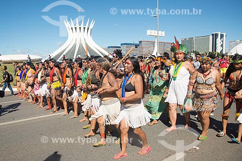  Manifestação contra a municipalização da saúde indígena e mudança da FUNAI para o Ministério da Agricultura durante o 15º Acampamento Terra Livre com a Catedral de Brasília ao fundo  - Brasília - Distrito Federal (DF) - Brasil