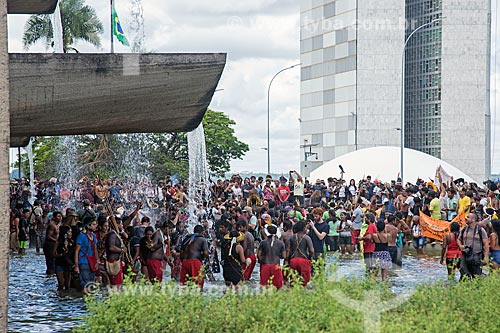  Manifestação contra a municipalização da saúde indígena e mudança da FUNAI para o Ministério da Agricultura durante o 15º Acampamento Terra Livre  - Brasília - Distrito Federal (DF) - Brasil