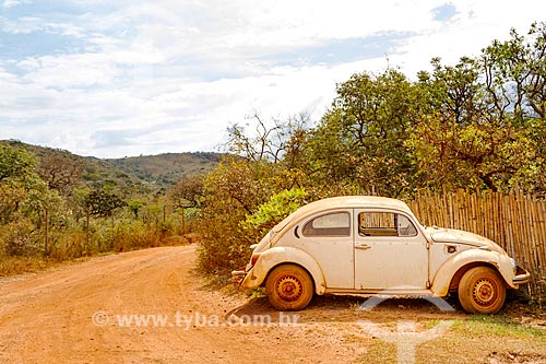  Fusca estacionado em estrada de terra na rural da cidade de Guarani  - Guarani - Minas Gerais (MG) - Brasil