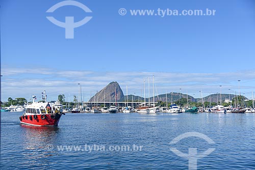  Rebocador próximo à Marina da Glória com o Pão de Açúcar ao fundo  - Rio de Janeiro - Rio de Janeiro (RJ) - Brasil