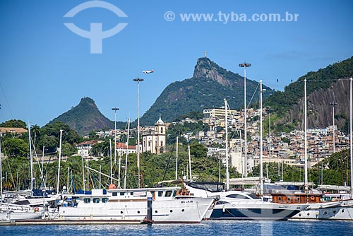  Lanchas atracadas na Marina da Glória com o Cristo Redentor ao fundo  - Rio de Janeiro - Rio de Janeiro (RJ) - Brasil