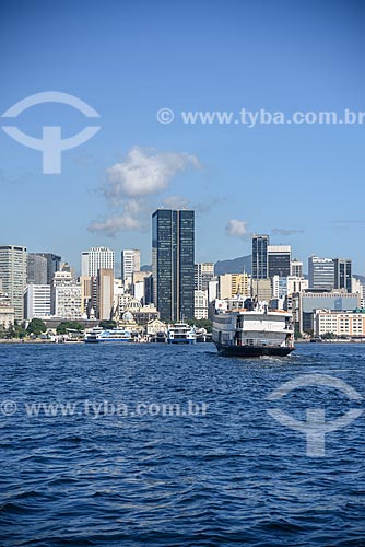  Barca que faz a travessia entre Rio de Janeiro e Niterói na Baía de Guanabara com prédios do centro do Rio de Janeiro ao fundo  - Rio de Janeiro - Rio de Janeiro (RJ) - Brasil