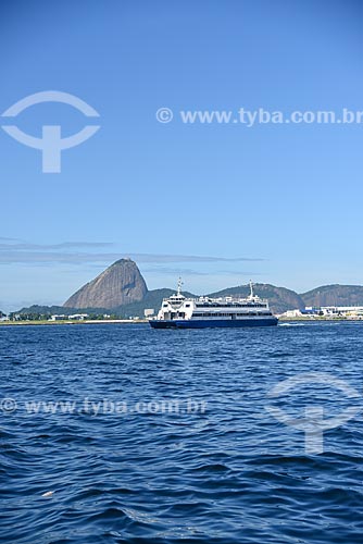  Barca que faz a travessia entre Rio de Janeiro e Niterói na Baía de Guanabara com o Pão de Açúcar ao fundo  - Rio de Janeiro - Rio de Janeiro (RJ) - Brasil