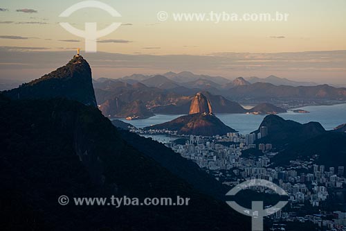  Vista do Cristo Redentor e Pão de Açúcar a partir da Pedra da Proa durante o pôr do sol  - Rio de Janeiro - Rio de Janeiro (RJ) - Brasil