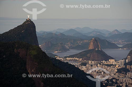  Vista do Cristo Redentor e Pão de Açúcar a partir da Pedra da Proa durante o pôr do sol  - Rio de Janeiro - Rio de Janeiro (RJ) - Brasil