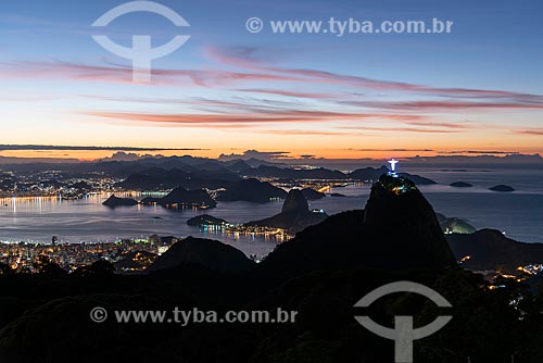  Vista do amanhecer no Cristo Redentor com o Pão de Açúcar ao fundo a partir do Morro do Sumaré  - Rio de Janeiro - Rio de Janeiro (RJ) - Brasil