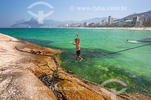  Praticante de slackline na Praia do Arpoador com o Morro Dois Irmãos e a Pedra da Gávea ao fundo  - Rio de Janeiro - Rio de Janeiro (RJ) - Brasil