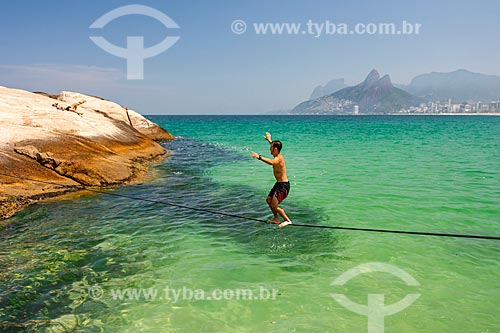  Praticante de slackline na Praia do Arpoador com o Morro Dois Irmãos e a Pedra da Gávea ao fundo  - Rio de Janeiro - Rio de Janeiro (RJ) - Brasil