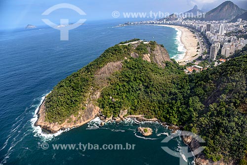  Foto aérea do Morro da Babilônia com a Praia do Leme e Praia de Copacabana ao fundo  - Rio de Janeiro - Rio de Janeiro (RJ) - Brasil