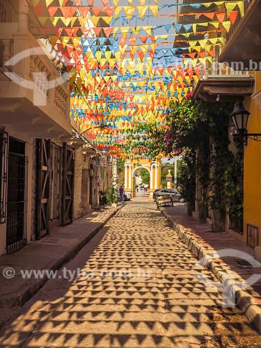  Rua decorada com bandeirinhas  - Cartagena - Departamento de Bolívar - Colômbia