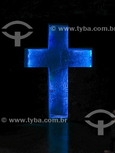  Crucifixo iluminado no interior da Catedral de Sal de Zipaquirá - parte do Parque de La Sal (Parque do Sal)  - Zipaquirá - Departamento de Bolívar - Colômbia