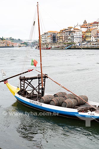  Embarcação com barris de vinho do Porto atracadas na orla do Rio Douro  - Porto - Distrito do Porto - Portugal