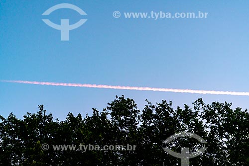  Trilha de condensação de avião no céu da cidade de Santiago de Compostela  - Santiago de Compostela - Província de Corunha - Espanha
