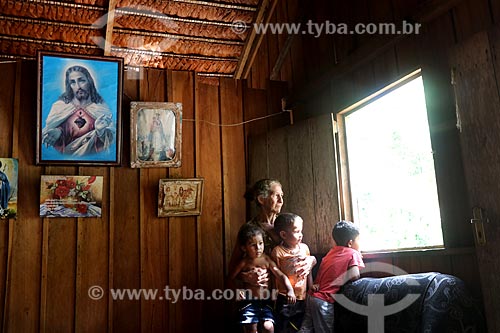  Produtora rural de murumuru (Astrocaryum murumuru) com crianças em sua casa no Rio Juruá  - Amazonas (AM) - Brasil