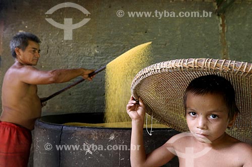  Ribeirinho e seu filho produzindo de farinha na Comunidade Ribeirinha do Bom Jesus na Reserva de Desenvolvimento Sustentável de Uacari  - Carauari - Amazonas (AM) - Brasil