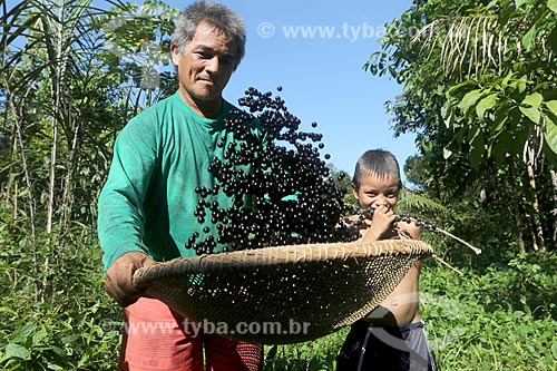  Produtor rural peneirando açaí na Reserva de Desenvolvimento Sustentável de Uacari  - Carauari - Amazonas (AM) - Brasil