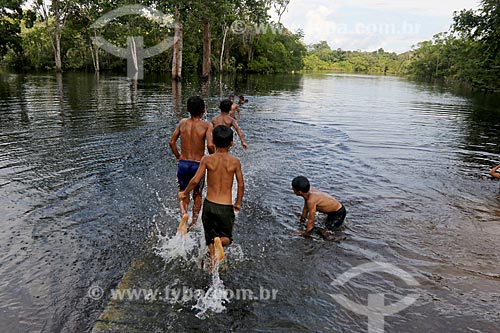  Crianças ribeirinhas brincando no rio próximo à comunidade ribeirinha do Bauana na Reserva Extrativista do Médio Juruá  - Carauari - Amazonas (AM) - Brasil