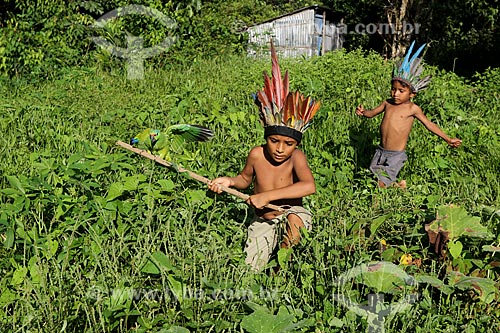  Criança indígena da tribo canamaris brincando na comunidade ribeirinha do Bauana na Reserva Extrativista do Médio Juruá  - Carauari - Amazonas (AM) - Brasil