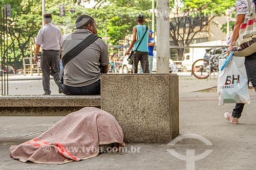  Morador de rua dormindo na Praça Sete de Setembro  - Belo Horizonte - Minas Gerais (MG) - Brasil