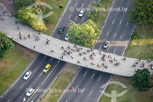  Foto aérea de ciclistas em passarela sobre a Avenida Infante Dom Henrique durante a Bike Parade promovida pelo evento Velo-City  - Rio de Janeiro - Rio de Janeiro (RJ) - Brasil
