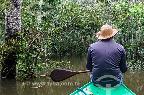  Ribeirinho em canoa na Lagoa do Janauari  - Iranduba - Amazonas (AM) - Brasil