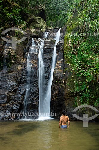  Banhista na Cachoeira do Chuveiro no Horto - Parque Nacional da Tijuca  - Rio de Janeiro - Rio de Janeiro (RJ) - Brasil