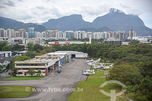  Foto aérea da pista do Aeroporto Roberto Marinho - mais conhecido como Aeroporto de Jacarepaguá - com a Pedra da Gávea ao fundo  - Rio de Janeiro - Rio de Janeiro (RJ) - Brasil