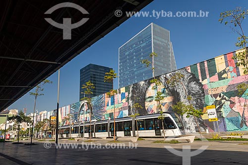  Veículo leve sobre trilhos transitando na Orla Prefeito Luiz Paulo Conde com o Mural Etnias ao fundo  - Rio de Janeiro - Rio de Janeiro (RJ) - Brasil
