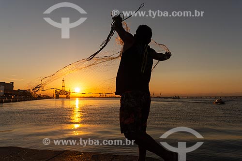  Pescador na Praça Mauá com plataforma de petróleo ao fundo durante o pôr do sol  - Rio de Janeiro - Rio de Janeiro (RJ) - Brasil