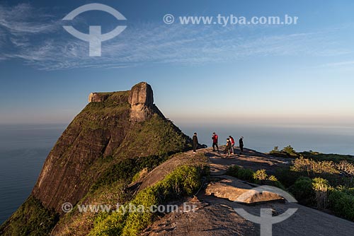  Grupo de pessoas no cume da Pedra Bonita com a Pedra da Gávea ao fundo  - Rio de Janeiro - Rio de Janeiro (RJ) - Brasil