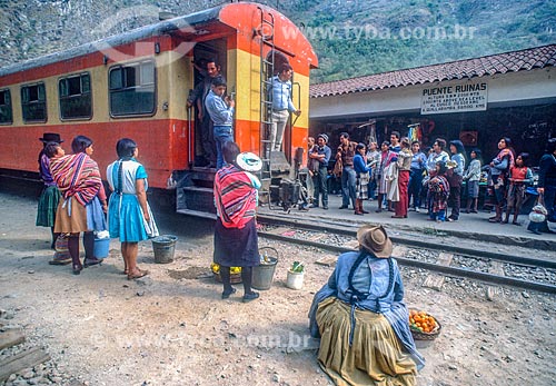  Passageiros embarcando na Estação Ferroviária de Puente Ruinas - que faz a travessia até as ruínas de Machu Picchu - década de 90  - Machu Picchu pueblo - Departamento de Cusco - Peru