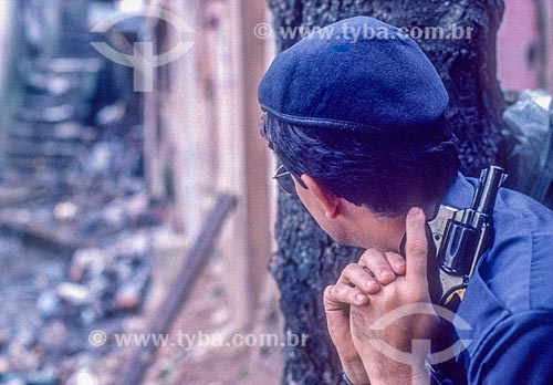 Policial durante conflito na favela Santa Marta - década de 90  - Rio de Janeiro - Rio de Janeiro (RJ) - Brasil