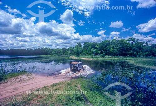  Jipe atravessando rio no Pantanal - década de 90  - Mato Grosso (MT) - Brasil