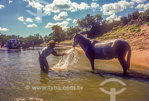  Boiadeiro lavando cavalo em rio - Pantanal - década de 90  - Mato Grosso (MT) - Brasil